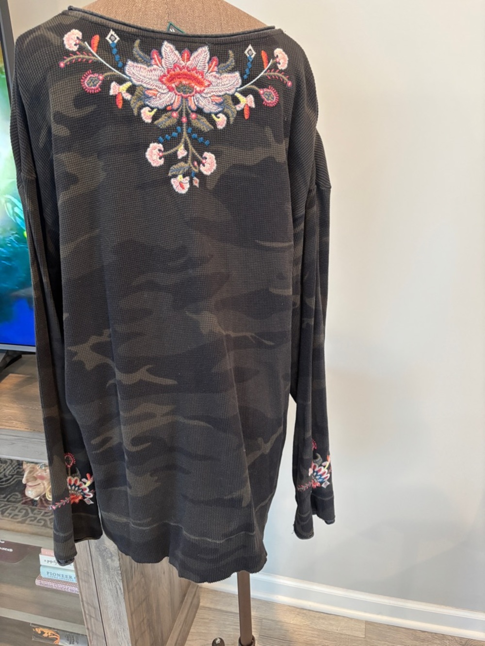 Women's JWLA by Johnny Was Camo Thermal Shirt With Embroidery Sz XXL - Picture 2 of 4